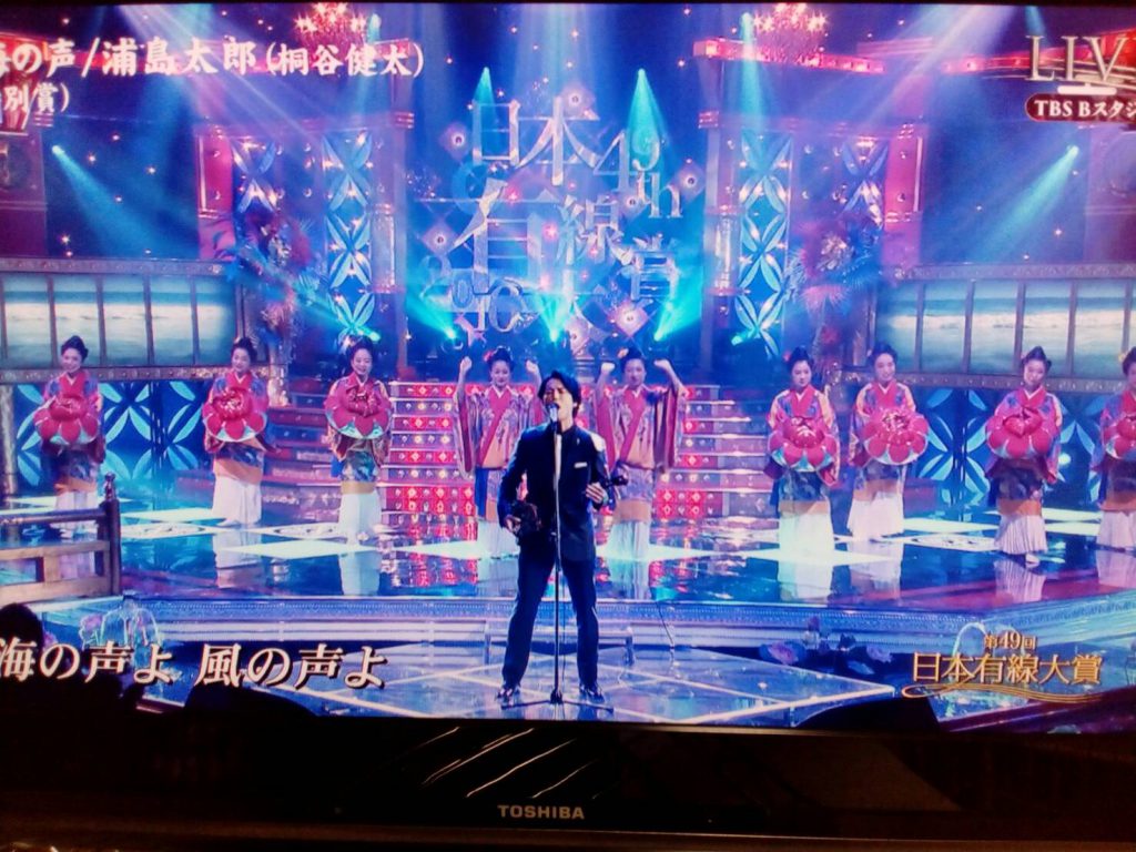 桐谷健太と琉球舞踊「海の声」