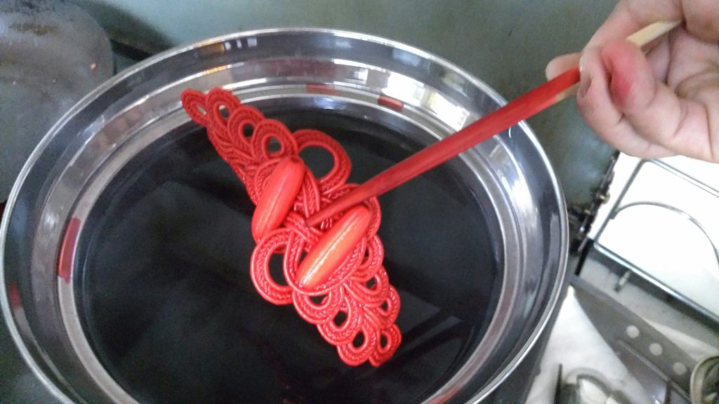 染め粉で染色中